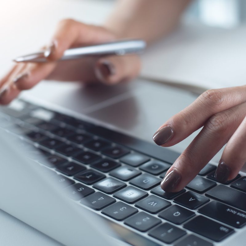 Person arbeitet an einem Laptop und nutzt digitale Lern- oder Systemlösungen.